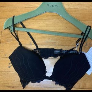 La perla. Black padding with Navy blue laced bra 32D